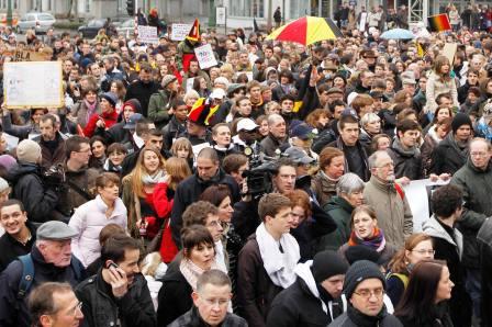 جانب من المحتجين في العاصمة البلجيكية بروكسل أمس .