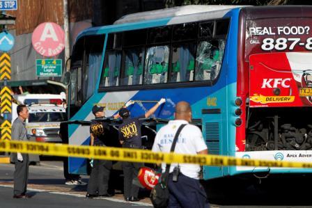 الشرطة تفحص الحافلة التي تعرضت للتفجير