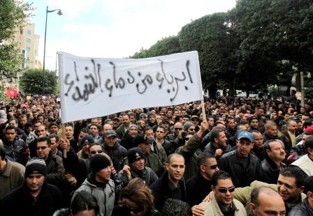 احتجاجات  لمتظاهرين  تونسيين يوم أمس الأربعاء .
