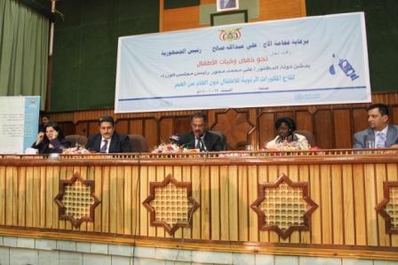 د . مجور لدى تدشينه إدخال لقاح المكورات أمس