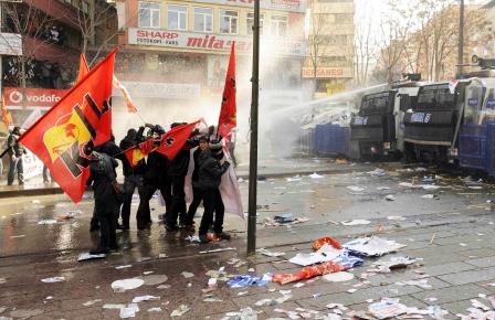 اشتباك بين الشرطة ومحتجين في أنقرة يوم  أمس الخميس