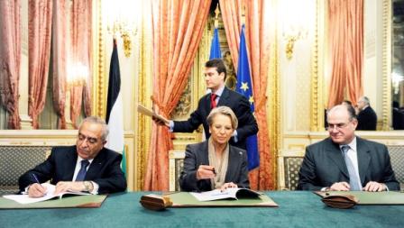 وزيرة الخارجية الفرنسية ميشيل اليو ماري خلال استقبالها رئيس الوزراء الفلسطيني سلام فياض في باريس يوم أمس الأول الخميس