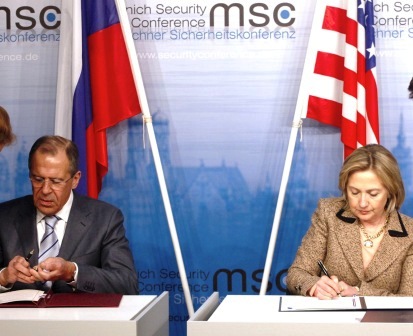 وزيرة الخارجية الأمريكية هيلاري كلينتون ووزير الخارجية الروسي سيرجي لافروف وهما يتبادلان الوثائق النهائية لمعاهدة ستارت في مؤتمر أمني بميونيخ