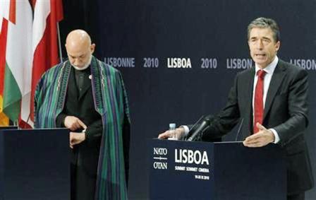 :الرئيس الأفغاني حامد كرزاي (إلى اليسار) وأندرس فو راسموسن الأمين العام لحلف الأطلسي في مؤتمر صحفي في لشبونة يوم 20 نوفمبر 2010