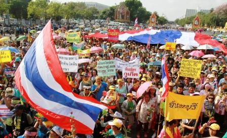 متظاهرون من أصحاب القمصان الصفراء أثناء مسيرة في بانكوك يوم أمس الجمعة مطالبة بتعديلات دستورية .