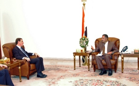 رئيس الوزراء لدى لقائه وفد مجموعة توتال أمس