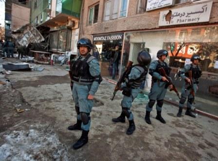 الشرطة الافغانية في موقع الانفجار