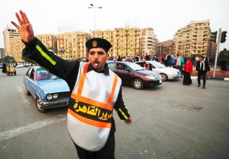 رجل مرور في ميدان التحرير  يقوم بتنظيم حركة السير
