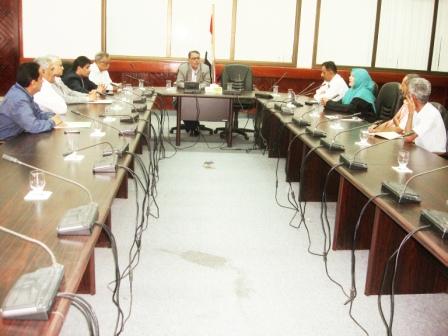 وحيد رشيد خلال ترؤسه اجتماع لجنة الإحلال