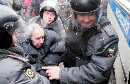 احد المتشددين  بعد إلقاء القبض عليه بأيدي قوات  الأمن الروسية.