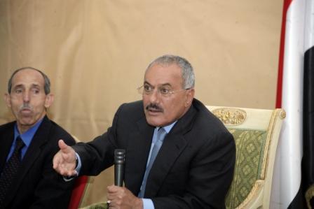 رئيس الجمهورية أثناء لقائه المشايخ والشخصيات الاجتماعية في محافظتي صنعاء وعمران أمس