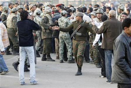 قوات الجيش تحاول فضى المحتجين في  ميدان التحرير