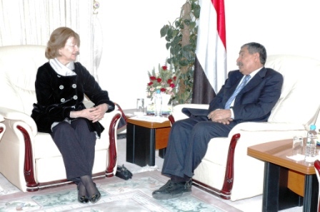 عبد العزيز عبدالغني لدى استقباله السيدة إيما نيكولسن أمس