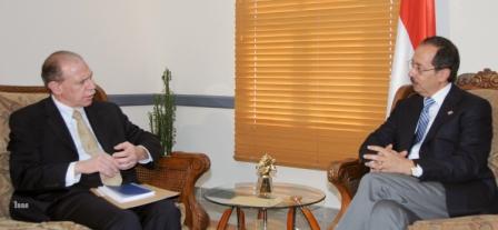 الأرحبي أثناء لقائه السفير الأمريكي أمس