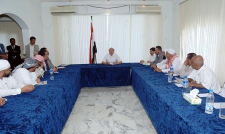 نائب الرئيس أثناء لقائه خطباء مساجد مديريات محافظة عدن أمس