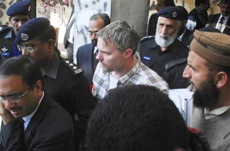 ريموند ديفيز برفقة الشرطة في لاهور