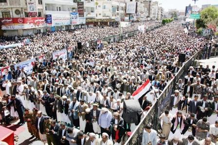 مئات الآلاف يؤدون صلاة الجمعة في ميدان التحرير بصنعاء