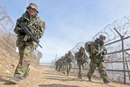 جنود كوريون جنوبيون خلال دورية بجزيرة متنازع عليها مع كوريا الشمالية