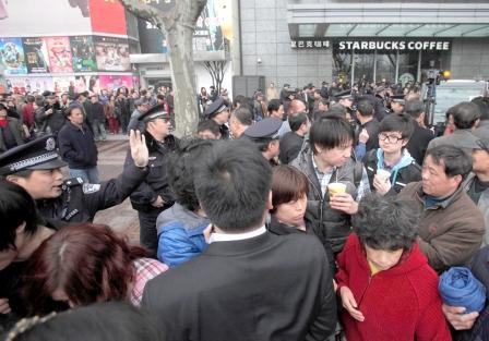 صينيون تجمعوا بعد دعوة عبر الانترنت للاحتجاج في شنغهاي يوم أمس  الأحد