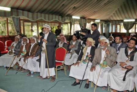 .. ويلتقي المشايخ والشخصيات الاجتماعية بمديرية بني الحارث أمس