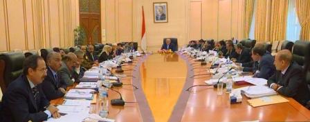 الرئيس أثناء ترؤسه جانبا من اجتماع مجلس الوزراء أمس