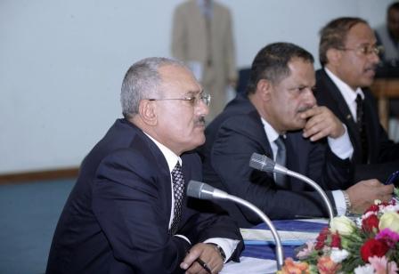 رئيس الجمهورية لدى لقائه أعضاء هيئة التدريس والطلاب والموظفين في جامعة صنعاء أمس