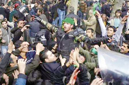 محتجون خلال مسيرة مناهضة للحكومة في وسط طهران