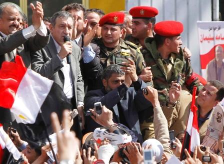 رئيس الوزراء المصري المكلف عصام شرف مع جماهير حاشدة في ميدان التحرير يوم أمس  الجمعة