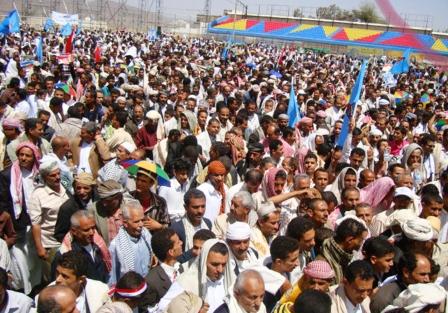جموع من المواطنين محتشدة في ميدان الشهداء بتعز دعماً للحوار الوطني