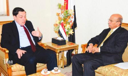 .. ويلتقي السفير البريطاني