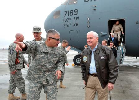 الجنرال ديفيد بتريوس قائد القوات الامريكية وقوات حلف شمال الأطلسي في أفغانستان يستقبل وزير الدفاع الامريكي روبرت جيتس.