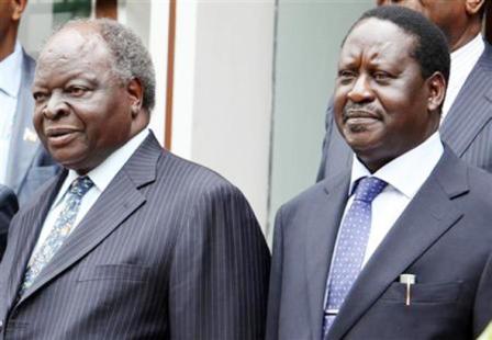 الرئيس الكيني مواي كيباكي (إلى اليسار) ورئيس وزرائه رايلا اودينجا.