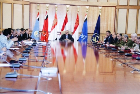 رئيس الجمهورية لدى اجتماعه بعدد من قيادات الدولة واللجنة الأمنية العليا أمس