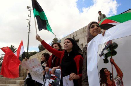 عدد من النساء في المظاهرة بغزة