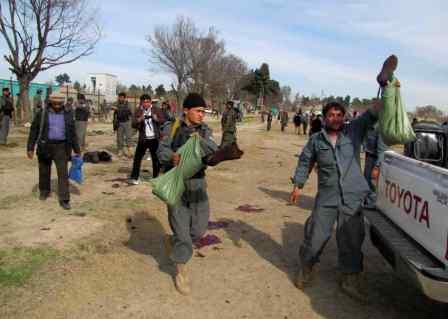 عناصر من الشرطة الأفغانية ينقلون أشلاء من موقع الانفجار