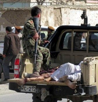 أشلاء من جثث الضحايا بعد الغارة الجوية للقوات التي يقودها حلف شمال الأطلسي في أفغانستان