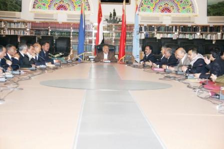 الرئيس خلال ترؤسه اجتماع مجلس الدفاع الوطني أمس