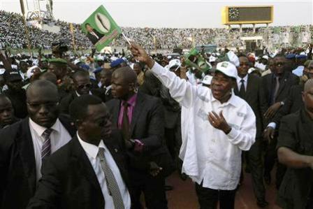 رئيس بنين بوني ياي يلوح لأنصاره خلال تجمع انتخابي في كوتونو يوم 8 مارس  2011.