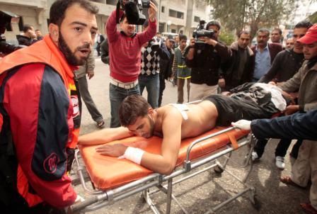 القطاع الطبي الفلسطيني ينقل أحد المصابين إلى المستشفى .