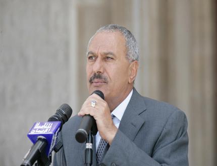 الرئيس لدى لقائه المشايخ والشخصيات الاجتماعية في آنس