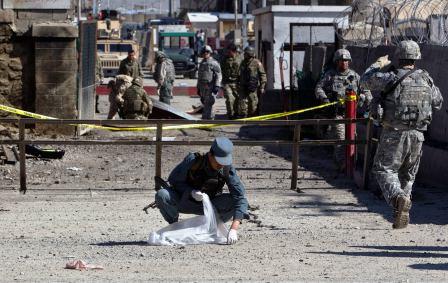 شرطي أفغاني يجمع أشلاء بعد هجوم على قاعدة عسكرية تابعة لحلف شمال الأطلسي في العاصمة كابول يوم  أمس السبت .