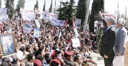 رئيس الجمهورية خلال لقائه المشايخ والأعيان والشخصيات الاجتماعية ورجال الأعمال وأعضاء المحليات والقيادات الحزبية والشبابية والمرأة ومنظمات المجتمع المدني بتعز أمس