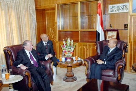 الدكتور رشاد العليمي خلال لقائه السفير الأمريكي بصنعاء أمس