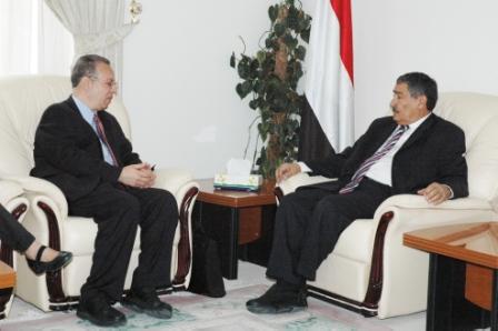 عبدالغني خلال استقباله مبعوث أمين عام الأمم المتحدة أمس