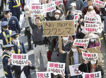 محتجون مناهضون للطاقة النووية يشاركون في مسيرة في طوكيو يوم أمس  الأول الأحد.