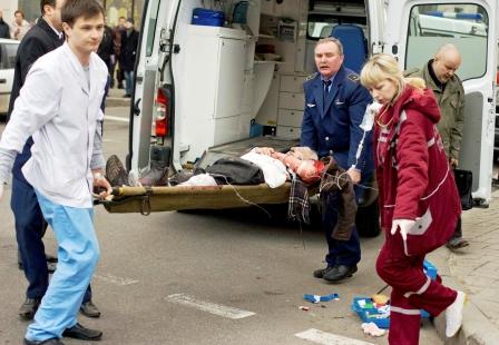 أثناء إسعاف أحد المصابين في تفجير بمحطة مترو في مينسك عاصمة روسيا البيضاء يوم  أمس الأول الاثنين