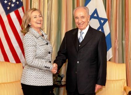 وزيرة الخارجية الامريكية كلينتون مع الرئيس الاسرائيل