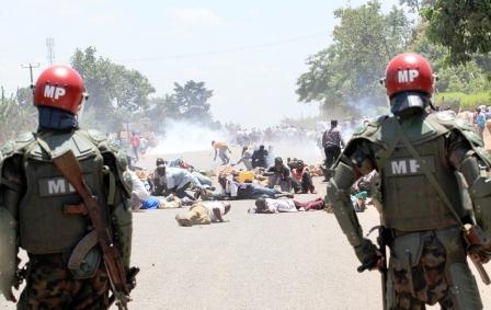 خلال تعريف المتظاهرين في اوغندا بقنابل الغاز المسيل للدموع