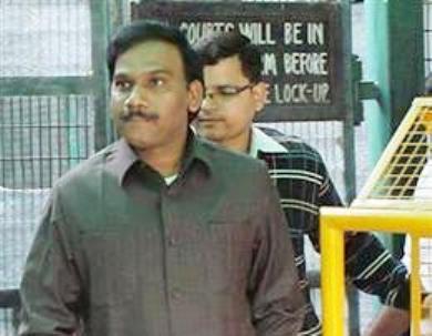 وزير الاتصالات الهندي المقال انديموثو راجا (في المقدمة) لدى مغادرته  محكمة في نيودلهي عقب جلسة استماع .