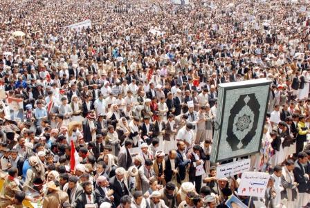 ملايين اليمنيين يؤدون صلاة جمعة الحوار أمس